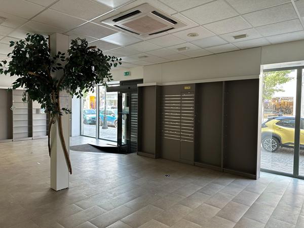 ROCHEFORT- hyper centre ville - local commercial emplacement n°1