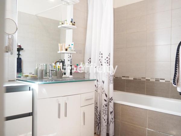 Maison
         4 pièces
        - 90 m² Exclusivité 280 000 € *
