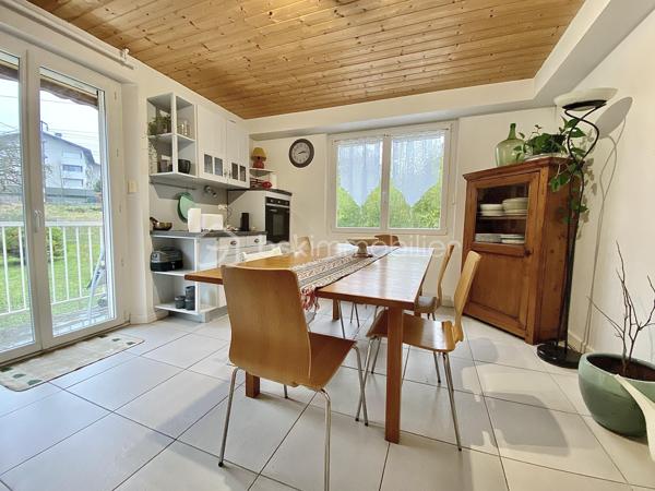 Dans une agréable maison de ville divisée en deux lots sans ascenseur, découvrez cet appartement T4 entièrement rénové avec soin. 
Vous serez accueilli par une entrée ouvrant sur le séjour, accompagné d'une cuisine séparée semi-équipée, donnant chacun sur un grand balcon d'angle orienté Est/Sud/Ouest, une salle de douche et un wc séparé.
Vous bénéficierez de la chaleur agréable d’un poêle à granulés, installé dans l'entrée, pour une diffusion optimale de la chaleur dans tout l'appartement. 

Le coin nuit se compose de trois chambres avec placards (10,17 m², 11,17 m² et 12,15 m²). 
À l'extérieur, vous profiterez d'un jardin d'environ 80 m², non attenant au balcon, idéal pour des moments de détente en plein air.

En complément, un garage avec une buanderie/cellier vous attend, ainsi que deux places de parking privées.

Cet appartement bénéficie d'une situation privilégiée, à quelques minutes du centre-ville, de la gare et de l'entrée de l'autoroute, avec toutes les commodités accessibles à pied. La copropriété est composée de deux lots en association syndicale libre. 
Un bien rare, qui saura vous séduire par son emplacement et son charme immédiat !
Pour tous renseignements complémentaires, Mélissa se tient à votre écoute.
