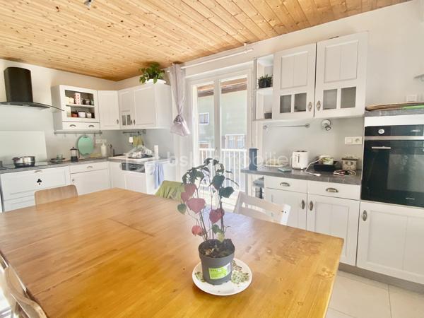 Dans une agréable maison de ville divisée en deux lots sans ascenseur, découvrez cet appartement T4 entièrement rénové avec soin. 
Vous serez accueilli par une entrée ouvrant sur le séjour, accompagné d'une cuisine séparée semi-équipée, donnant chacun sur un grand balcon d'angle orienté Est/Sud/Ouest, une salle de douche et un wc séparé.
Vous bénéficierez de la chaleur agréable d’un poêle à granulés, installé dans l'entrée, pour une diffusion optimale de la chaleur dans tout l'appartement. 

Le coin nuit se compose de trois chambres avec placards (10,17 m², 11,17 m² et 12,15 m²). 
À l'extérieur, vous profiterez d'un jardin d'environ 80 m², non attenant au balcon, idéal pour des moments de détente en plein air.

En complément, un garage avec une buanderie/cellier vous attend, ainsi que deux places de parking privées.

Cet appartement bénéficie d'une situation privilégiée, à quelques minutes du centre-ville, de la gare et de l'entrée de l'autoroute, avec toutes les commodités accessibles à pied. La copropriété est composée de deux lots en association syndicale libre. 
Un bien rare, qui saura vous séduire par son emplacement et son charme immédiat !
Pour tous renseignements complémentaires, Mélissa se tient à votre écoute.