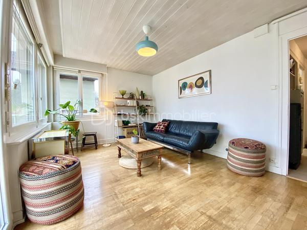 Dans une agréable maison de ville divisée en deux lots sans ascenseur, découvrez cet appartement T4 entièrement rénové avec soin. 
Vous serez accueilli par une entrée ouvrant sur le séjour, accompagné d'une cuisine séparée semi-équipée, donnant chacun sur un grand balcon d'angle orienté Est/Sud/Ouest, une salle de douche et un wc séparé.
Vous bénéficierez de la chaleur agréable d’un poêle à granulés, installé dans l'entrée, pour une diffusion optimale de la chaleur dans tout l'appartement. 

Le coin nuit se compose de trois chambres avec placards (10,17 m², 11,17 m² et 12,15 m²). 
À l'extérieur, vous profiterez d'un jardin d'environ 80 m², non attenant au balcon, idéal pour des moments de détente en plein air.

En complément, un garage avec une buanderie/cellier vous attend, ainsi que deux places de parking privées.

Cet appartement bénéficie d'une situation privilégiée, à quelques minutes du centre-ville, de la gare et de l'entrée de l'autoroute, avec toutes les commodités accessibles à pied. La copropriété est composée de deux lots en association syndicale libre. 
Un bien rare, qui saura vous séduire par son emplacement et son charme immédiat !
Pour tous renseignements complémentaires, Mélissa se tient à votre écoute.