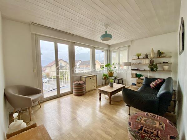 Dans une agréable maison de ville divisée en deux lots sans ascenseur, découvrez cet appartement T4 entièrement rénové avec soin. 
Vous serez accueilli par une entrée ouvrant sur le séjour, accompagné d'une cuisine séparée semi-équipée, donnant chacun sur un grand balcon d'angle orienté Est/Sud/Ouest, une salle de douche et un wc séparé.
Vous bénéficierez de la chaleur agréable d’un poêle à granulés, installé dans l'entrée, pour une diffusion optimale de la chaleur dans tout l'appartement. 

Le coin nuit se compose de trois chambres avec placards (10,17 m², 11,17 m² et 12,15 m²). 
À l'extérieur, vous profiterez d'un jardin d'environ 80 m², non attenant au balcon, idéal pour des moments de détente en plein air.

En complément, un garage avec une buanderie/cellier vous attend, ainsi que deux places de parking privées.

Cet appartement bénéficie d'une situation privilégiée, à quelques minutes du centre-ville, de la gare et de l'entrée de l'autoroute, avec toutes les commodités accessibles à pied. La copropriété est composée de deux lots en association syndicale libre. 
Un bien rare, qui saura vous séduire par son emplacement et son charme immédiat !
Pour tous renseignements complémentaires, Mélissa se tient à votre écoute.