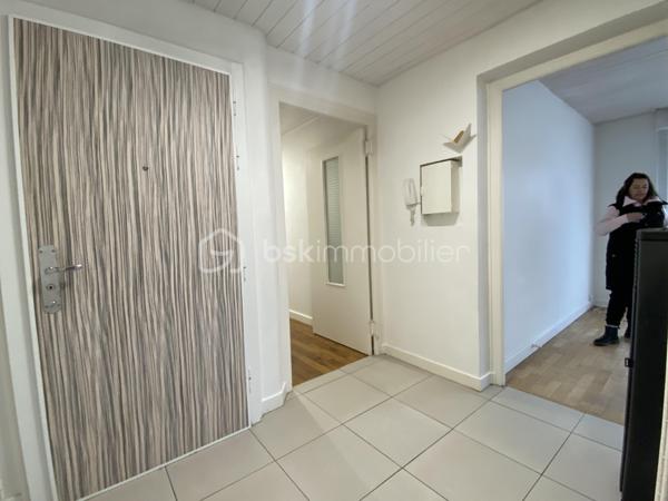 Dans une agréable maison de ville divisée en deux lots sans ascenseur, découvrez cet appartement T4 entièrement rénové avec soin. 
Vous serez accueilli par une entrée ouvrant sur le séjour, accompagné d'une cuisine séparée semi-équipée, donnant chacun sur un grand balcon d'angle orienté Est/Sud/Ouest, une salle de douche et un wc séparé.
Vous bénéficierez de la chaleur agréable d’un poêle à granulés, installé dans l'entrée, pour une diffusion optimale de la chaleur dans tout l'appartement. 

Le coin nuit se compose de trois chambres avec placards (10,17 m², 11,17 m² et 12,15 m²). 
À l'extérieur, vous profiterez d'un jardin d'environ 80 m², non attenant au balcon, idéal pour des moments de détente en plein air.

En complément, un garage avec une buanderie/cellier vous attend, ainsi que deux places de parking privées.

Cet appartement bénéficie d'une situation privilégiée, à quelques minutes du centre-ville, de la gare et de l'entrée de l'autoroute, avec toutes les commodités accessibles à pied. La copropriété est composée de deux lots en association syndicale libre. 
Un bien rare, qui saura vous séduire par son emplacement et son charme immédiat !
Pour tous renseignements complémentaires, Mélissa se tient à votre écoute.