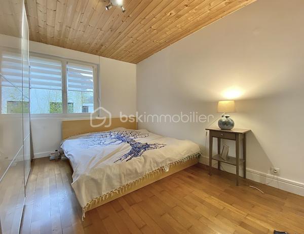 Dans une agréable maison de ville divisée en deux lots sans ascenseur, découvrez cet appartement T4 entièrement rénové avec soin. 
Vous serez accueilli par une entrée ouvrant sur le séjour, accompagné d'une cuisine séparée semi-équipée, donnant chacun sur un grand balcon d'angle orienté Est/Sud/Ouest, une salle de douche et un wc séparé.
Vous bénéficierez de la chaleur agréable d’un poêle à granulés, installé dans l'entrée, pour une diffusion optimale de la chaleur dans tout l'appartement. 

Le coin nuit se compose de trois chambres avec placards (10,17 m², 11,17 m² et 12,15 m²). 
À l'extérieur, vous profiterez d'un jardin d'environ 80 m², non attenant au balcon, idéal pour des moments de détente en plein air.

En complément, un garage avec une buanderie/cellier vous attend, ainsi que deux places de parking privées.

Cet appartement bénéficie d'une situation privilégiée, à quelques minutes du centre-ville, de la gare et de l'entrée de l'autoroute, avec toutes les commodités accessibles à pied. La copropriété est composée de deux lots en association syndicale libre. 
Un bien rare, qui saura vous séduire par son emplacement et son charme immédiat !
Pour tous renseignements complémentaires, Mélissa se tient à votre écoute.