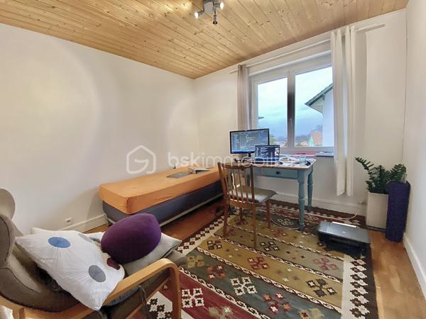 Dans une agréable maison de ville divisée en deux lots sans ascenseur, découvrez cet appartement T4 entièrement rénové avec soin. 
Vous serez accueilli par une entrée ouvrant sur le séjour, accompagné d'une cuisine séparée semi-équipée, donnant chacun sur un grand balcon d'angle orienté Est/Sud/Ouest, une salle de douche et un wc séparé.
Vous bénéficierez de la chaleur agréable d’un poêle à granulés, installé dans l'entrée, pour une diffusion optimale de la chaleur dans tout l'appartement. 

Le coin nuit se compose de trois chambres avec placards (10,17 m², 11,17 m² et 12,15 m²). 
À l'extérieur, vous profiterez d'un jardin d'environ 80 m², non attenant au balcon, idéal pour des moments de détente en plein air.

En complément, un garage avec une buanderie/cellier vous attend, ainsi que deux places de parking privées.

Cet appartement bénéficie d'une situation privilégiée, à quelques minutes du centre-ville, de la gare et de l'entrée de l'autoroute, avec toutes les commodités accessibles à pied. La copropriété est composée de deux lots en association syndicale libre. 
Un bien rare, qui saura vous séduire par son emplacement et son charme immédiat !
Pour tous renseignements complémentaires, Mélissa se tient à votre écoute.