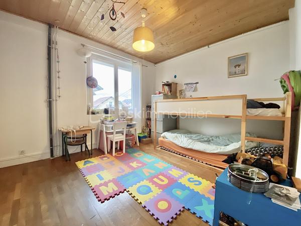 Dans une agréable maison de ville divisée en deux lots sans ascenseur, découvrez cet appartement T4 entièrement rénové avec soin. 
Vous serez accueilli par une entrée ouvrant sur le séjour, accompagné d'une cuisine séparée semi-équipée, donnant chacun sur un grand balcon d'angle orienté Est/Sud/Ouest, une salle de douche et un wc séparé.
Vous bénéficierez de la chaleur agréable d’un poêle à granulés, installé dans l'entrée, pour une diffusion optimale de la chaleur dans tout l'appartement. 

Le coin nuit se compose de trois chambres avec placards (10,17 m², 11,17 m² et 12,15 m²). 
À l'extérieur, vous profiterez d'un jardin d'environ 80 m², non attenant au balcon, idéal pour des moments de détente en plein air.

En complément, un garage avec une buanderie/cellier vous attend, ainsi que deux places de parking privées.

Cet appartement bénéficie d'une situation privilégiée, à quelques minutes du centre-ville, de la gare et de l'entrée de l'autoroute, avec toutes les commodités accessibles à pied. La copropriété est composée de deux lots en association syndicale libre. 
Un bien rare, qui saura vous séduire par son emplacement et son charme immédiat !
Pour tous renseignements complémentaires, Mélissa se tient à votre écoute.