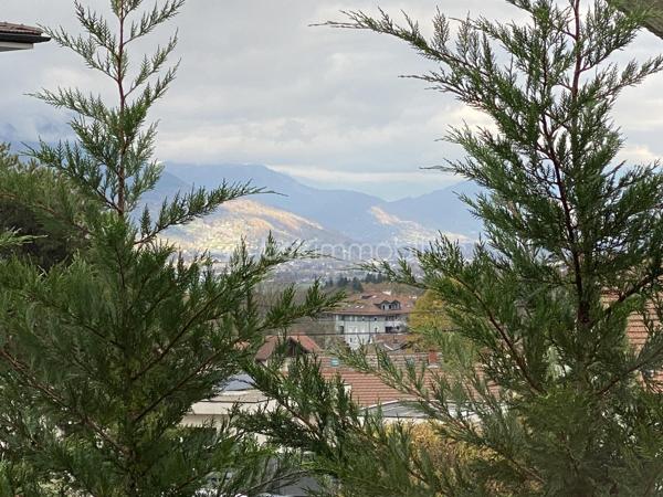 Dans une agréable maison de ville divisée en deux lots sans ascenseur, découvrez cet appartement T4 entièrement rénové avec soin. 
Vous serez accueilli par une entrée ouvrant sur le séjour, accompagné d'une cuisine séparée semi-équipée, donnant chacun sur un grand balcon d'angle orienté Est/Sud/Ouest, une salle de douche et un wc séparé.
Vous bénéficierez de la chaleur agréable d’un poêle à granulés, installé dans l'entrée, pour une diffusion optimale de la chaleur dans tout l'appartement. 

Le coin nuit se compose de trois chambres avec placards (10,17 m², 11,17 m² et 12,15 m²). 
À l'extérieur, vous profiterez d'un jardin d'environ 80 m², non attenant au balcon, idéal pour des moments de détente en plein air.

En complément, un garage avec une buanderie/cellier vous attend, ainsi que deux places de parking privées.

Cet appartement bénéficie d'une situation privilégiée, à quelques minutes du centre-ville, de la gare et de l'entrée de l'autoroute, avec toutes les commodités accessibles à pied. La copropriété est composée de deux lots en association syndicale libre. 
Un bien rare, qui saura vous séduire par son emplacement et son charme immédiat !
Pour tous renseignements complémentaires, Mélissa se tient à votre écoute.