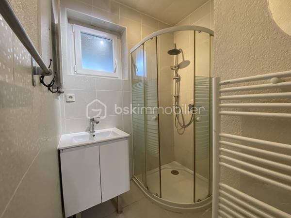 Dans une agréable maison de ville divisée en deux lots sans ascenseur, découvrez cet appartement T4 entièrement rénové avec soin. 
Vous serez accueilli par une entrée ouvrant sur le séjour, accompagné d'une cuisine séparée semi-équipée, donnant chacun sur un grand balcon d'angle orienté Est/Sud/Ouest, une salle de douche et un wc séparé.
Vous bénéficierez de la chaleur agréable d’un poêle à granulés, installé dans l'entrée, pour une diffusion optimale de la chaleur dans tout l'appartement. 

Le coin nuit se compose de trois chambres avec placards (10,17 m², 11,17 m² et 12,15 m²). 
À l'extérieur, vous profiterez d'un jardin d'environ 80 m², non attenant au balcon, idéal pour des moments de détente en plein air.

En complément, un garage avec une buanderie/cellier vous attend, ainsi que deux places de parking privées.

Cet appartement bénéficie d'une situation privilégiée, à quelques minutes du centre-ville, de la gare et de l'entrée de l'autoroute, avec toutes les commodités accessibles à pied. La copropriété est composée de deux lots en association syndicale libre. 
Un bien rare, qui saura vous séduire par son emplacement et son charme immédiat !
Pour tous renseignements complémentaires, Mélissa se tient à votre écoute.