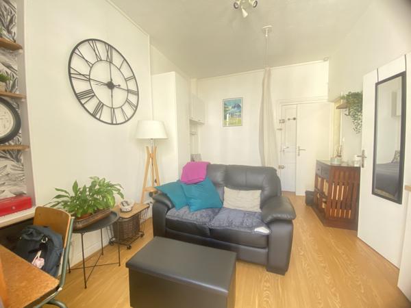 03200 VICHY –STUDIO AVEC BALCONETS -COEUR DE VILLE -