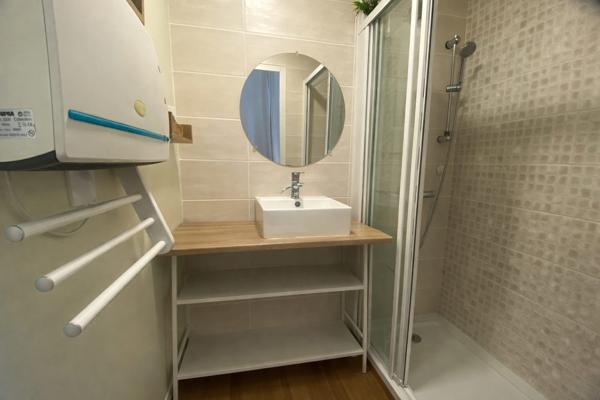 03200 VICHY –STUDIO AVEC BALCONETS -COEUR DE VILLE -