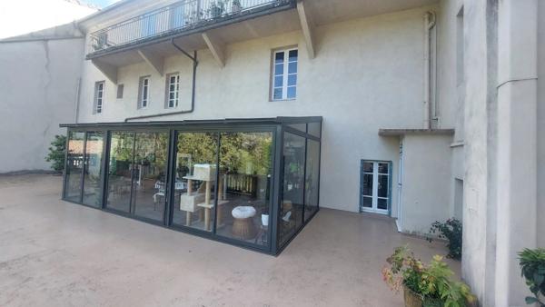 Appartements et grands garages immeuble bourgeois