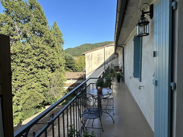 Appartements et grands garages immeuble bourgeois