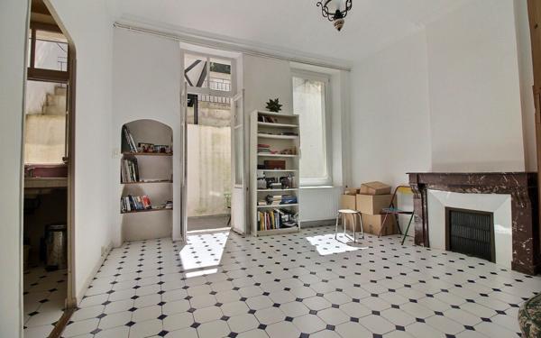 Appartement à vendre    3 pièces • 65 m2 Marseille 1