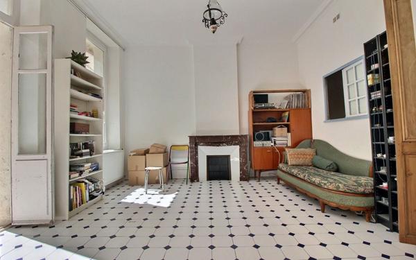 Appartement à vendre    3 pièces • 65 m2 Marseille 1