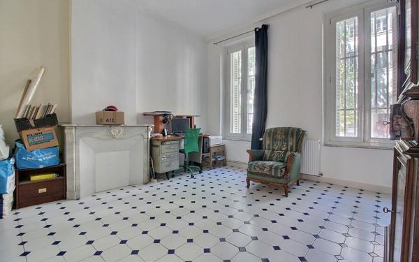 Appartement à vendre    3 pièces • 65 m2 Marseille 1