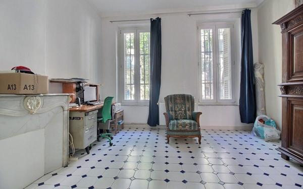 Appartement à vendre    3 pièces • 65 m2 Marseille 1