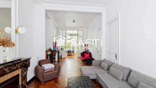 Idealement placée,  superbe semi-bourgeoise 1890 de 190 m² avec 5 chambres, jardin sud et garage. Métro tramway et gare à 5mns