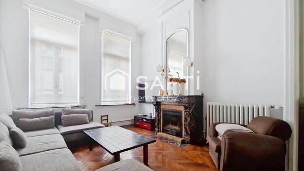 Idealement placée,  superbe semi-bourgeoise 1890 de 190 m² avec 5 chambres, jardin sud et garage. Métro tramway et gare à 5mns