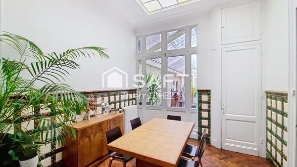 Idealement placée,  superbe semi-bourgeoise 1890 de 190 m² avec 5 chambres, jardin sud et garage. Métro tramway et gare à 5mns