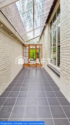 Idealement placée,  superbe semi-bourgeoise 1890 de 190 m² avec 5 chambres, jardin sud et garage. Métro tramway et gare à 5mns