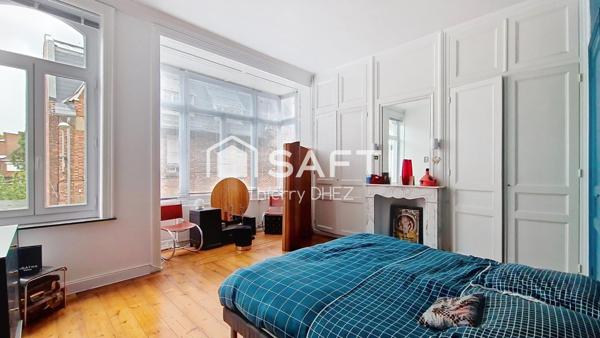 Idealement placée,  superbe semi-bourgeoise 1890 de 190 m² avec 5 chambres, jardin sud et garage. Métro tramway et gare à 5mns