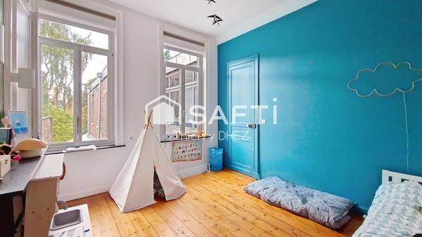 Idealement placée,  superbe semi-bourgeoise 1890 de 190 m² avec 5 chambres, jardin sud et garage. Métro tramway et gare à 5mns