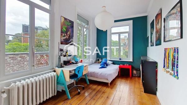 Idealement placée,  superbe semi-bourgeoise 1890 de 190 m² avec 5 chambres, jardin sud et garage. Métro tramway et gare à 5mns