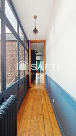 Idealement placée,  superbe semi-bourgeoise 1890 de 190 m² avec 5 chambres, jardin sud et garage. Métro tramway et gare à 5mns