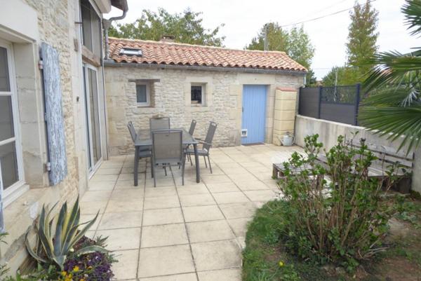 Jolie Maison en pierre, beaux volumes, possibilités trois chambres, petite dépendance!!