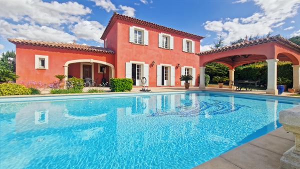 Nîmes (30000) Proche Nimes. A vendre belle villa avec piscine.