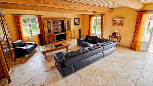 Nîmes (30000) Proche Nimes. A vendre belle villa avec piscine.