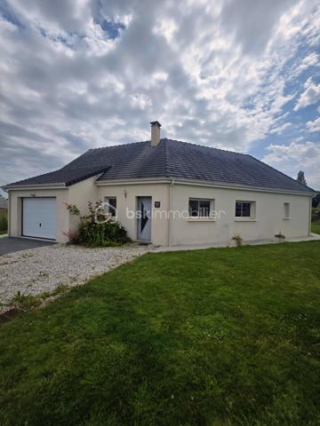À seulement 15 minutes de Sées et Gacé, et 25 minutes de L'Aigle et Argentan, découvrez ce charmant pavillon familial de plain-pied, situé dans une commune dynamique offrant de nombreuses commodités : école, commerces et pôle de santé.
Dès l'entrée, vous serez séduits par une belle pièce de vie lumineuse et spacieuse comprenant un salon-séjour ouvert sur une cuisine aménagée et équipée, idéale pour partager des moments en famille ou entre amis.
Offrant une véritable vie de plain-pied, la maison dispose d'un espace nuit composé d'un couloir desservant un WC indépendant, une salle d'eau, deux chambres ainsi qu'une suite parentale avec son dressing et sa salle d'eau privative.
Pour votre confort au quotidien, vous bénéficierez également d'une buanderie et d'un garage avec porte motorisée.
À l'extérieur, profitez d'une agréable terrasse et d'un terrain arboré d'environ  600 m2 entourant la propriété, propices à la détente et aux moments de convivialité.
Les prestations complémentaires :
Assainissement individuel
Chauffage au sol complété par un chauffage électrique
Volets roulants sur l'ensemble de l'habitation
Cette maison fonctionnelle, confortable et parfaitement entretenue saura répondre aux attentes d'une famille comme de personnes recherchant le confort d'une vie entièrement de plain-pied.
À VISITER SANS TARDER !