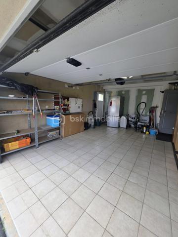 À seulement 15 minutes de Sées et Gacé, et 25 minutes de L'Aigle et Argentan, découvrez ce charmant pavillon familial de plain-pied, situé dans une commune dynamique offrant de nombreuses commodités : école, commerces et pôle de santé.
Dès l'entrée, vous serez séduits par une belle pièce de vie lumineuse et spacieuse comprenant un salon-séjour ouvert sur une cuisine aménagée et équipée, idéale pour partager des moments en famille ou entre amis.
Offrant une véritable vie de plain-pied, la maison dispose d'un espace nuit composé d'un couloir desservant un WC indépendant, une salle d'eau, deux chambres ainsi qu'une suite parentale avec son dressing et sa salle d'eau privative.
Pour votre confort au quotidien, vous bénéficierez également d'une buanderie et d'un garage avec porte motorisée.
À l'extérieur, profitez d'une agréable terrasse et d'un terrain arboré d'environ  600 m2 entourant la propriété, propices à la détente et aux moments de convivialité.
Les prestations complémentaires :
Assainissement individuel
Chauffage au sol complété par un chauffage électrique
Volets roulants sur l'ensemble de l'habitation
Cette maison fonctionnelle, confortable et parfaitement entretenue saura répondre aux attentes d'une famille comme de personnes recherchant le confort d'une vie entièrement de plain-pied.
À VISITER SANS TARDER !