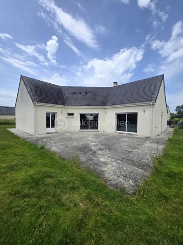 À seulement 15 minutes de Sées et Gacé, et 25 minutes de L'Aigle et Argentan, découvrez ce charmant pavillon familial de plain-pied, situé dans une commune dynamique offrant de nombreuses commodités : école, commerces et pôle de santé.
Dès l'entrée, vous serez séduits par une belle pièce de vie lumineuse et spacieuse comprenant un salon-séjour ouvert sur une cuisine aménagée et équipée, idéale pour partager des moments en famille ou entre amis.
Offrant une véritable vie de plain-pied, la maison dispose d'un espace nuit composé d'un couloir desservant un WC indépendant, une salle d'eau, deux chambres ainsi qu'une suite parentale avec son dressing et sa salle d'eau privative.
Pour votre confort au quotidien, vous bénéficierez également d'une buanderie et d'un garage avec porte motorisée.
À l'extérieur, profitez d'une agréable terrasse et d'un terrain arboré d'environ  600 m2 entourant la propriété, propices à la détente et aux moments de convivialité.
Les prestations complémentaires :
Assainissement individuel
Chauffage au sol complété par un chauffage électrique
Volets roulants sur l'ensemble de l'habitation
Cette maison fonctionnelle, confortable et parfaitement entretenue saura répondre aux attentes d'une famille comme de personnes recherchant le confort d'une vie entièrement de plain-pied.
À VISITER SANS TARDER !