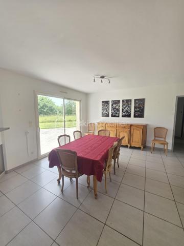 À seulement 15 minutes de Sées et Gacé, et 25 minutes de L'Aigle et Argentan, découvrez ce charmant pavillon familial de plain-pied, situé dans une commune dynamique offrant de nombreuses commodités : école, commerces et pôle de santé.
Dès l'entrée, vous serez séduits par une belle pièce de vie lumineuse et spacieuse comprenant un salon-séjour ouvert sur une cuisine aménagée et équipée, idéale pour partager des moments en famille ou entre amis.
Offrant une véritable vie de plain-pied, la maison dispose d'un espace nuit composé d'un couloir desservant un WC indépendant, une salle d'eau, deux chambres ainsi qu'une suite parentale avec son dressing et sa salle d'eau privative.
Pour votre confort au quotidien, vous bénéficierez également d'une buanderie et d'un garage avec porte motorisée.
À l'extérieur, profitez d'une agréable terrasse et d'un terrain arboré d'environ  600 m2 entourant la propriété, propices à la détente et aux moments de convivialité.
Les prestations complémentaires :
Assainissement individuel
Chauffage au sol complété par un chauffage électrique
Volets roulants sur l'ensemble de l'habitation
Cette maison fonctionnelle, confortable et parfaitement entretenue saura répondre aux attentes d'une famille comme de personnes recherchant le confort d'une vie entièrement de plain-pied.
À VISITER SANS TARDER !