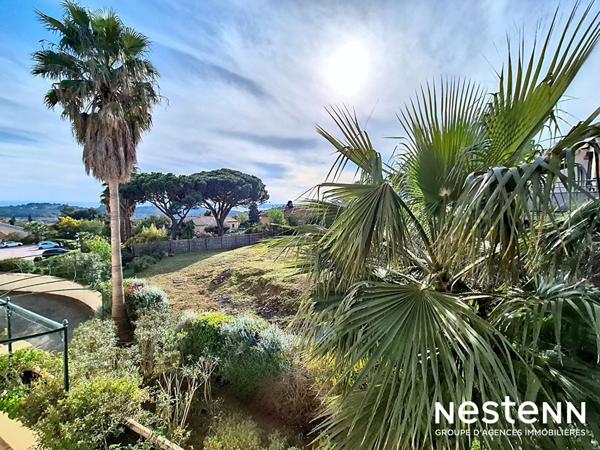 Appartement 4 pieces au centre ville de la Croix Valmer avec garage et terrasse