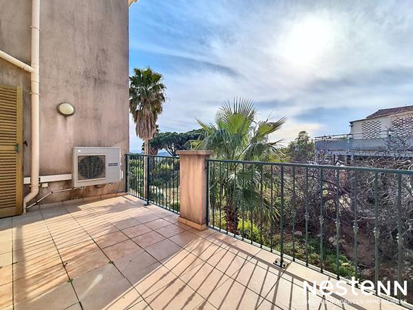 Appartement 4 pieces au centre ville de la Croix Valmer avec garage et terrasse