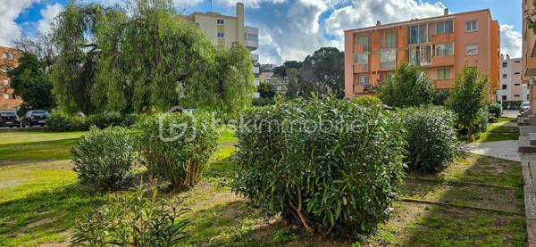 À Saint-Raphaël, à 500 m du Lycée Saint Exupery et 800 m des commerces et restaurants du centre ville , venez découvrir ce 3 pièces traversant est-ouest situé au 2ᵉ étage sans ascenseur. 
L’appartement offrant luminosité et agencement moderne se compose d’un séjour climatisé avec cuisine ouverte équipée, ouvrant sur un agréable balcon exposé est, idéal pour profiter du soleil du matin.
Côté nuit, vous trouverez deux chambres (10m²) avec placards, une salle d’eau et des toilettes séparées.
Une cave complète ce bien.
Des places de parking sont disponibles dans la copropriété.
Les + :
✔ Résidence sécurisée
✔ Appartement traversant et lumineux
✔ Séjour climatisé
✔ Balcon
✔ Rangements intégrés
✔ Faibles charges
Idéal résidence principale ou investissement locatif. 🏡✨
( quartier de la Lauve)