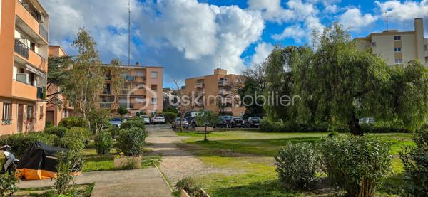 À Saint-Raphaël, à 500 m du Lycée Saint Exupery et 800 m des commerces et restaurants du centre ville , venez découvrir ce 3 pièces traversant est-ouest situé au 2ᵉ étage sans ascenseur. 
L’appartement offrant luminosité et agencement moderne se compose d’un séjour climatisé avec cuisine ouverte équipée, ouvrant sur un agréable balcon exposé est, idéal pour profiter du soleil du matin.
Côté nuit, vous trouverez deux chambres (10m²) avec placards, une salle d’eau et des toilettes séparées.
Une cave complète ce bien.
Des places de parking sont disponibles dans la copropriété.
Les + :
✔ Résidence sécurisée
✔ Appartement traversant et lumineux
✔ Séjour climatisé
✔ Balcon
✔ Rangements intégrés
✔ Faibles charges
Idéal résidence principale ou investissement locatif. 🏡✨
( quartier de la Lauve)