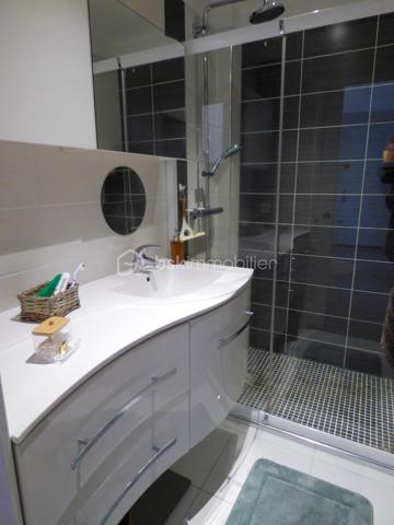 À Saint-Raphaël, à 500 m du Lycée Saint Exupery et 800 m des commerces et restaurants du centre ville , venez découvrir ce 3 pièces traversant est-ouest situé au 2ᵉ étage sans ascenseur. 
L’appartement offrant luminosité et agencement moderne se compose d’un séjour climatisé avec cuisine ouverte équipée, ouvrant sur un agréable balcon exposé est, idéal pour profiter du soleil du matin.
Côté nuit, vous trouverez deux chambres (10m²) avec placards, une salle d’eau et des toilettes séparées.
Une cave complète ce bien.
Des places de parking sont disponibles dans la copropriété.
Les + :
✔ Résidence sécurisée
✔ Appartement traversant et lumineux
✔ Séjour climatisé
✔ Balcon
✔ Rangements intégrés
✔ Faibles charges
Idéal résidence principale ou investissement locatif. 🏡✨
( quartier de la Lauve)