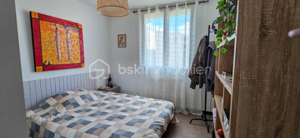 À Saint-Raphaël, à 500 m du Lycée Saint Exupery et 800 m des commerces et restaurants du centre ville , venez découvrir ce 3 pièces traversant est-ouest situé au 2ᵉ étage sans ascenseur. 
L’appartement offrant luminosité et agencement moderne se compose d’un séjour climatisé avec cuisine ouverte équipée, ouvrant sur un agréable balcon exposé est, idéal pour profiter du soleil du matin.
Côté nuit, vous trouverez deux chambres (10m²) avec placards, une salle d’eau et des toilettes séparées.
Une cave complète ce bien.
Des places de parking sont disponibles dans la copropriété.
Les + :
✔ Résidence sécurisée
✔ Appartement traversant et lumineux
✔ Séjour climatisé
✔ Balcon
✔ Rangements intégrés
✔ Faibles charges
Idéal résidence principale ou investissement locatif. 🏡✨
( quartier de la Lauve)