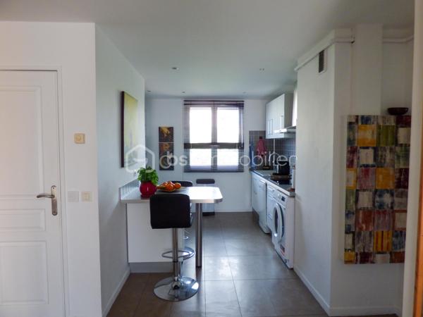 À Saint-Raphaël, à 500 m du Lycée Saint Exupery et 800 m des commerces et restaurants du centre ville , venez découvrir ce 3 pièces traversant est-ouest situé au 2ᵉ étage sans ascenseur. 
L’appartement offrant luminosité et agencement moderne se compose d’un séjour climatisé avec cuisine ouverte équipée, ouvrant sur un agréable balcon exposé est, idéal pour profiter du soleil du matin.
Côté nuit, vous trouverez deux chambres (10m²) avec placards, une salle d’eau et des toilettes séparées.
Une cave complète ce bien.
Des places de parking sont disponibles dans la copropriété.
Les + :
✔ Résidence sécurisée
✔ Appartement traversant et lumineux
✔ Séjour climatisé
✔ Balcon
✔ Rangements intégrés
✔ Faibles charges
Idéal résidence principale ou investissement locatif. 🏡✨
( quartier de la Lauve)