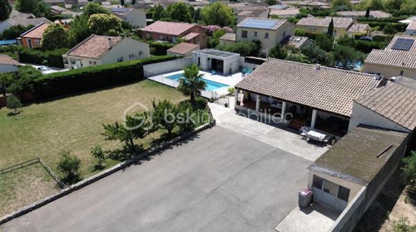 VILLA + TERRAIN DE 1958M2 CONSTRUCTIBLE (taux d'occupation du sol 50% soit 979m2 de plancher) possibilité de faire deux maisons supplémentaire aisément.

Cette villa individuelle est située dans la charmante ville de Lapalud (84840), offrant un cadre de vie paisible tout en étant proche des commodités essentielles. Bénéficiant d'une exposition plein Sud, elle profite d'une belle luminosité naturelle. La propriété comprend un terrain de 2071 m², avec piscine,Pool house de 40m2, terrasse, et jardin, idéal pour profiter des journées ensoleillées. De plus, un garage et des places de parking extérieure assurent un stationnement pratique.

Construite en 2000, cette maison de 150 m² offre un espace de vie confortable réparti sur 7 pièces, 4 chambres dont une suite parentale avec sa propre salle d'eau, une salle de bain supplémentaire, deux salons et une cuisine équipée et meublée . Climatisée et équipée de la fibre, elle offre un confort moderne. L'intérieur de la propriété est agréablement aménagé, offrant des espaces lumineux et fonctionnels. L'interphone assure un accès sécurisé. Si vous recherchez une villa spacieuse avec un terrain constructible offrant de nombreuses possibilités d'aménagement, cette propriété est à ne pas manquer.

Le prix de vente inclus l'ensemble du mobilier de la maison.

Visite virtuelle du bien disponible sur demande .

Les informations sur les risques auxquels ce bien est exposé sont disponibles sur le site Géorisques : www.georisques.gouv.fr

Prix de vente : 399 500 €
Honoraires charge vendeur