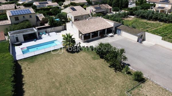 VILLA + TERRAIN DE 1958M2 CONSTRUCTIBLE (taux d'occupation du sol 50% soit 979m2 de plancher) possibilité de faire deux maisons supplémentaire aisément.

Cette villa individuelle est située dans la charmante ville de Lapalud (84840), offrant un cadre de vie paisible tout en étant proche des commodités essentielles. Bénéficiant d'une exposition plein Sud, elle profite d'une belle luminosité naturelle. La propriété comprend un terrain de 2071 m², avec piscine,Pool house de 40m2, terrasse, et jardin, idéal pour profiter des journées ensoleillées. De plus, un garage et des places de parking extérieure assurent un stationnement pratique.

Construite en 2000, cette maison de 150 m² offre un espace de vie confortable réparti sur 7 pièces, 4 chambres dont une suite parentale avec sa propre salle d'eau, une salle de bain supplémentaire, deux salons et une cuisine équipée et meublée . Climatisée et équipée de la fibre, elle offre un confort moderne. L'intérieur de la propriété est agréablement aménagé, offrant des espaces lumineux et fonctionnels. L'interphone assure un accès sécurisé. Si vous recherchez une villa spacieuse avec un terrain constructible offrant de nombreuses possibilités d'aménagement, cette propriété est à ne pas manquer.

Le prix de vente inclus l'ensemble du mobilier de la maison.

Visite virtuelle du bien disponible sur demande .

Les informations sur les risques auxquels ce bien est exposé sont disponibles sur le site Géorisques : www.georisques.gouv.fr

Prix de vente : 399 500 €
Honoraires charge vendeur