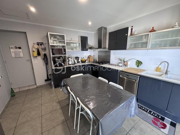 VILLA + TERRAIN DE 1958M2 CONSTRUCTIBLE (taux d'occupation du sol 50% soit 979m2 de plancher) possibilité de faire deux maisons supplémentaire aisément.

Cette villa individuelle est située dans la charmante ville de Lapalud (84840), offrant un cadre de vie paisible tout en étant proche des commodités essentielles. Bénéficiant d'une exposition plein Sud, elle profite d'une belle luminosité naturelle. La propriété comprend un terrain de 2071 m², avec piscine,Pool house de 40m2, terrasse, et jardin, idéal pour profiter des journées ensoleillées. De plus, un garage et des places de parking extérieure assurent un stationnement pratique.

Construite en 2000, cette maison de 150 m² offre un espace de vie confortable réparti sur 7 pièces, 4 chambres dont une suite parentale avec sa propre salle d'eau, une salle de bain supplémentaire, deux salons et une cuisine équipée et meublée . Climatisée et équipée de la fibre, elle offre un confort moderne. L'intérieur de la propriété est agréablement aménagé, offrant des espaces lumineux et fonctionnels. L'interphone assure un accès sécurisé. Si vous recherchez une villa spacieuse avec un terrain constructible offrant de nombreuses possibilités d'aménagement, cette propriété est à ne pas manquer.

Le prix de vente inclus l'ensemble du mobilier de la maison.

Visite virtuelle du bien disponible sur demande .

Les informations sur les risques auxquels ce bien est exposé sont disponibles sur le site Géorisques : www.georisques.gouv.fr

Prix de vente : 399 500 €
Honoraires charge vendeur
