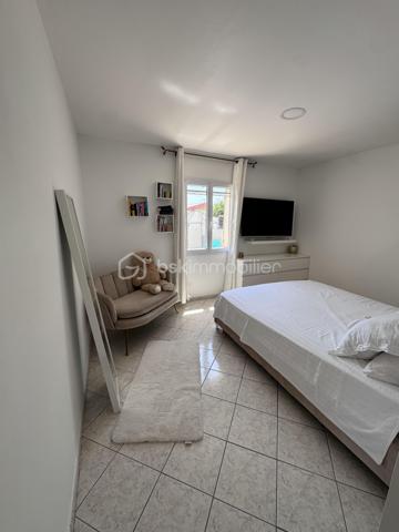 VILLA + TERRAIN DE 1958M2 CONSTRUCTIBLE (taux d'occupation du sol 50% soit 979m2 de plancher) possibilité de faire deux maisons supplémentaire aisément.

Cette villa individuelle est située dans la charmante ville de Lapalud (84840), offrant un cadre de vie paisible tout en étant proche des commodités essentielles. Bénéficiant d'une exposition plein Sud, elle profite d'une belle luminosité naturelle. La propriété comprend un terrain de 2071 m², avec piscine,Pool house de 40m2, terrasse, et jardin, idéal pour profiter des journées ensoleillées. De plus, un garage et des places de parking extérieure assurent un stationnement pratique.

Construite en 2000, cette maison de 150 m² offre un espace de vie confortable réparti sur 7 pièces, 4 chambres dont une suite parentale avec sa propre salle d'eau, une salle de bain supplémentaire, deux salons et une cuisine équipée et meublée . Climatisée et équipée de la fibre, elle offre un confort moderne. L'intérieur de la propriété est agréablement aménagé, offrant des espaces lumineux et fonctionnels. L'interphone assure un accès sécurisé. Si vous recherchez une villa spacieuse avec un terrain constructible offrant de nombreuses possibilités d'aménagement, cette propriété est à ne pas manquer.

Le prix de vente inclus l'ensemble du mobilier de la maison.

Visite virtuelle du bien disponible sur demande .

Les informations sur les risques auxquels ce bien est exposé sont disponibles sur le site Géorisques : www.georisques.gouv.fr

Prix de vente : 399 500 €
Honoraires charge vendeur
