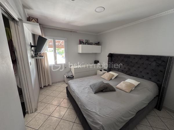 VILLA + TERRAIN DE 1958M2 CONSTRUCTIBLE (taux d'occupation du sol 50% soit 979m2 de plancher) possibilité de faire deux maisons supplémentaire aisément.

Cette villa individuelle est située dans la charmante ville de Lapalud (84840), offrant un cadre de vie paisible tout en étant proche des commodités essentielles. Bénéficiant d'une exposition plein Sud, elle profite d'une belle luminosité naturelle. La propriété comprend un terrain de 2071 m², avec piscine,Pool house de 40m2, terrasse, et jardin, idéal pour profiter des journées ensoleillées. De plus, un garage et des places de parking extérieure assurent un stationnement pratique.

Construite en 2000, cette maison de 150 m² offre un espace de vie confortable réparti sur 7 pièces, 4 chambres dont une suite parentale avec sa propre salle d'eau, une salle de bain supplémentaire, deux salons et une cuisine équipée et meublée . Climatisée et équipée de la fibre, elle offre un confort moderne. L'intérieur de la propriété est agréablement aménagé, offrant des espaces lumineux et fonctionnels. L'interphone assure un accès sécurisé. Si vous recherchez une villa spacieuse avec un terrain constructible offrant de nombreuses possibilités d'aménagement, cette propriété est à ne pas manquer.

Le prix de vente inclus l'ensemble du mobilier de la maison.

Visite virtuelle du bien disponible sur demande .

Les informations sur les risques auxquels ce bien est exposé sont disponibles sur le site Géorisques : www.georisques.gouv.fr

Prix de vente : 399 500 €
Honoraires charge vendeur