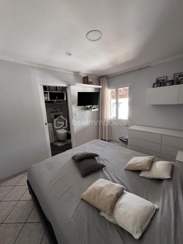 VILLA + TERRAIN DE 1958M2 CONSTRUCTIBLE (taux d'occupation du sol 50% soit 979m2 de plancher) possibilité de faire deux maisons supplémentaire aisément.

Cette villa individuelle est située dans la charmante ville de Lapalud (84840), offrant un cadre de vie paisible tout en étant proche des commodités essentielles. Bénéficiant d'une exposition plein Sud, elle profite d'une belle luminosité naturelle. La propriété comprend un terrain de 2071 m², avec piscine,Pool house de 40m2, terrasse, et jardin, idéal pour profiter des journées ensoleillées. De plus, un garage et des places de parking extérieure assurent un stationnement pratique.

Construite en 2000, cette maison de 150 m² offre un espace de vie confortable réparti sur 7 pièces, 4 chambres dont une suite parentale avec sa propre salle d'eau, une salle de bain supplémentaire, deux salons et une cuisine équipée et meublée . Climatisée et équipée de la fibre, elle offre un confort moderne. L'intérieur de la propriété est agréablement aménagé, offrant des espaces lumineux et fonctionnels. L'interphone assure un accès sécurisé. Si vous recherchez une villa spacieuse avec un terrain constructible offrant de nombreuses possibilités d'aménagement, cette propriété est à ne pas manquer.

Le prix de vente inclus l'ensemble du mobilier de la maison.

Visite virtuelle du bien disponible sur demande .

Les informations sur les risques auxquels ce bien est exposé sont disponibles sur le site Géorisques : www.georisques.gouv.fr

Prix de vente : 399 500 €
Honoraires charge vendeur
