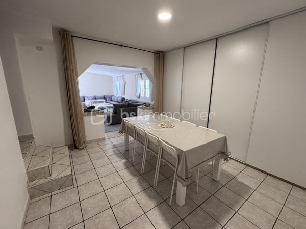 VILLA + TERRAIN DE 1958M2 CONSTRUCTIBLE (taux d'occupation du sol 50% soit 979m2 de plancher) possibilité de faire deux maisons supplémentaire aisément.

Cette villa individuelle est située dans la charmante ville de Lapalud (84840), offrant un cadre de vie paisible tout en étant proche des commodités essentielles. Bénéficiant d'une exposition plein Sud, elle profite d'une belle luminosité naturelle. La propriété comprend un terrain de 2071 m², avec piscine,Pool house de 40m2, terrasse, et jardin, idéal pour profiter des journées ensoleillées. De plus, un garage et des places de parking extérieure assurent un stationnement pratique.

Construite en 2000, cette maison de 150 m² offre un espace de vie confortable réparti sur 7 pièces, 4 chambres dont une suite parentale avec sa propre salle d'eau, une salle de bain supplémentaire, deux salons et une cuisine équipée et meublée . Climatisée et équipée de la fibre, elle offre un confort moderne. L'intérieur de la propriété est agréablement aménagé, offrant des espaces lumineux et fonctionnels. L'interphone assure un accès sécurisé. Si vous recherchez une villa spacieuse avec un terrain constructible offrant de nombreuses possibilités d'aménagement, cette propriété est à ne pas manquer.

Le prix de vente inclus l'ensemble du mobilier de la maison.

Visite virtuelle du bien disponible sur demande .

Les informations sur les risques auxquels ce bien est exposé sont disponibles sur le site Géorisques : www.georisques.gouv.fr

Prix de vente : 399 500 €
Honoraires charge vendeur