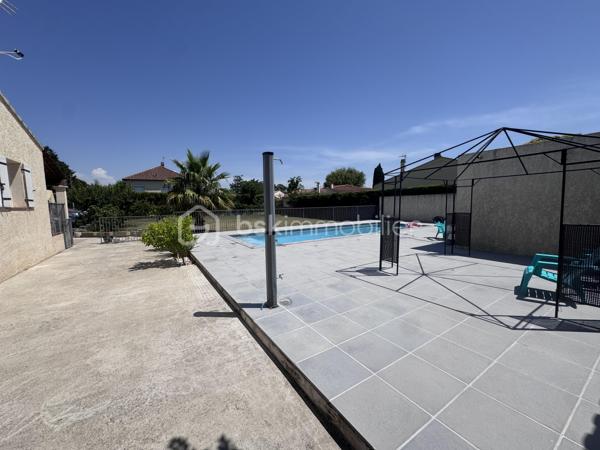 VILLA + TERRAIN DE 1958M2 CONSTRUCTIBLE (taux d'occupation du sol 50% soit 979m2 de plancher) possibilité de faire deux maisons supplémentaire aisément.

Cette villa individuelle est située dans la charmante ville de Lapalud (84840), offrant un cadre de vie paisible tout en étant proche des commodités essentielles. Bénéficiant d'une exposition plein Sud, elle profite d'une belle luminosité naturelle. La propriété comprend un terrain de 2071 m², avec piscine,Pool house de 40m2, terrasse, et jardin, idéal pour profiter des journées ensoleillées. De plus, un garage et des places de parking extérieure assurent un stationnement pratique.

Construite en 2000, cette maison de 150 m² offre un espace de vie confortable réparti sur 7 pièces, 4 chambres dont une suite parentale avec sa propre salle d'eau, une salle de bain supplémentaire, deux salons et une cuisine équipée et meublée . Climatisée et équipée de la fibre, elle offre un confort moderne. L'intérieur de la propriété est agréablement aménagé, offrant des espaces lumineux et fonctionnels. L'interphone assure un accès sécurisé. Si vous recherchez une villa spacieuse avec un terrain constructible offrant de nombreuses possibilités d'aménagement, cette propriété est à ne pas manquer.

Le prix de vente inclus l'ensemble du mobilier de la maison.

Visite virtuelle du bien disponible sur demande .

Les informations sur les risques auxquels ce bien est exposé sont disponibles sur le site Géorisques : www.georisques.gouv.fr

Prix de vente : 399 500 €
Honoraires charge vendeur